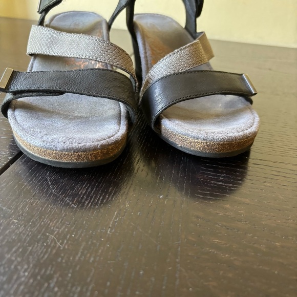 Aetrex 8 Snake skin Bryn walking sandal - Picture 2 of 11